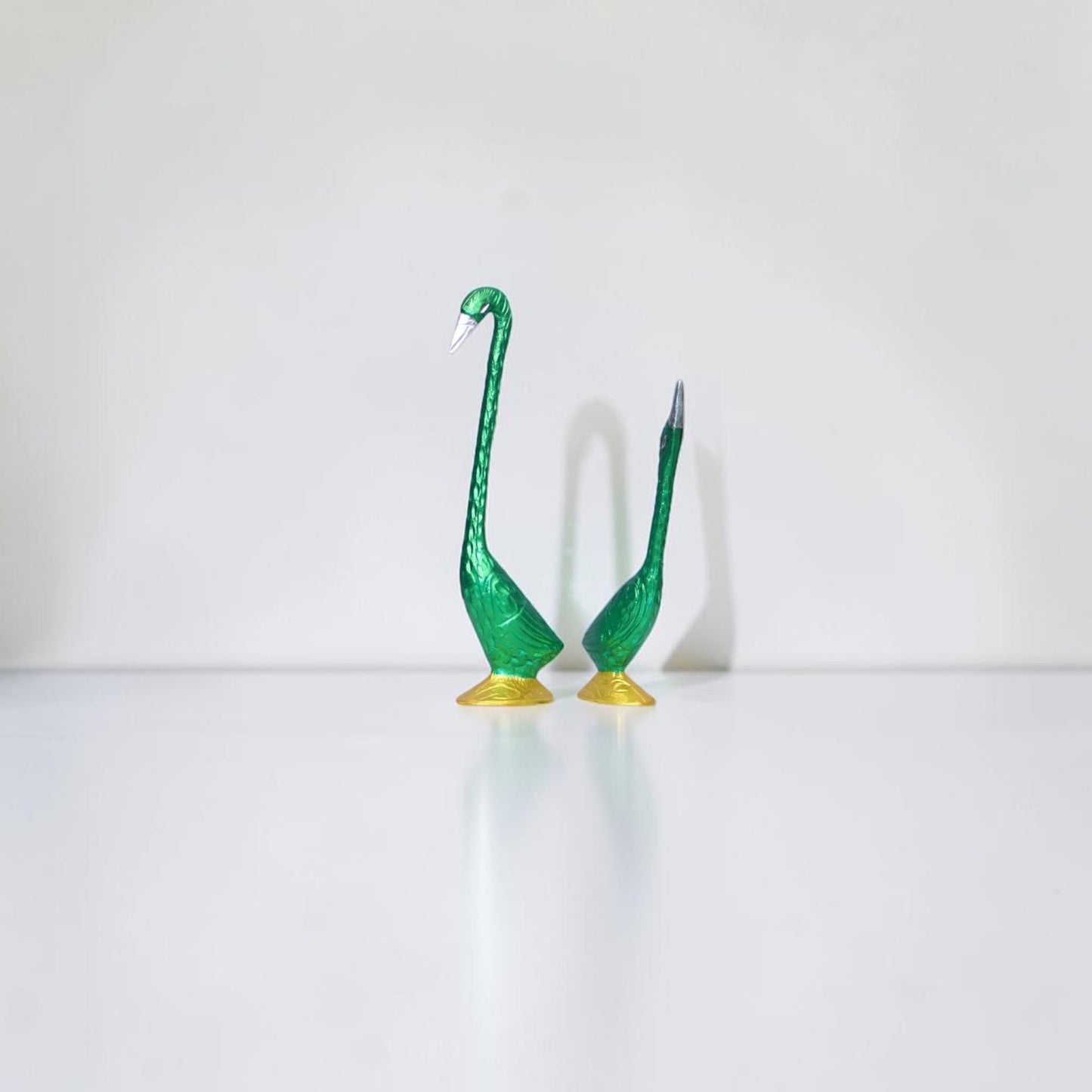 Rich Hand-painted Aluminum Swan Duo Sculpture, Modern Green Gold Bird Figurine, Elegant Swan for Anniversary Gifting, Unique Decorative art