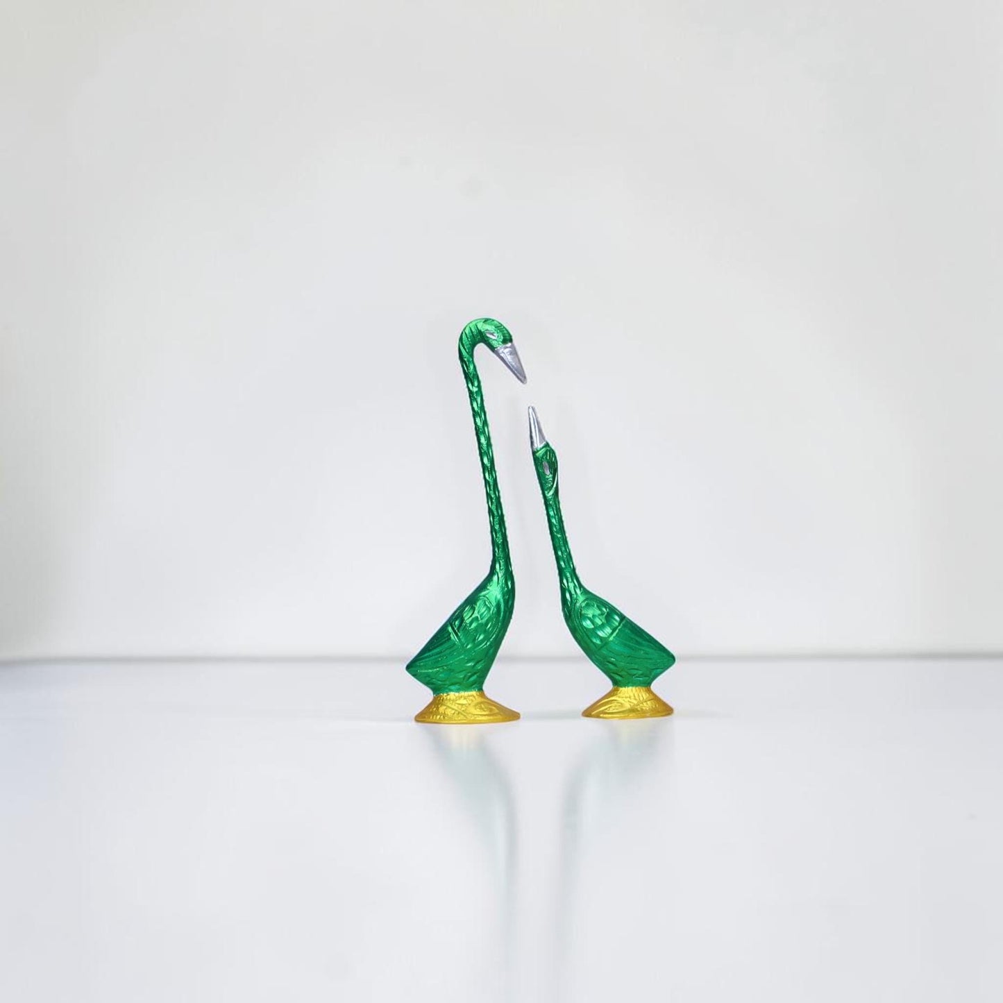 Rich Hand-painted Aluminum Swan Duo Sculpture, Modern Green Gold Bird Figurine, Elegant Swan for Anniversary Gifting, Unique Decorative art