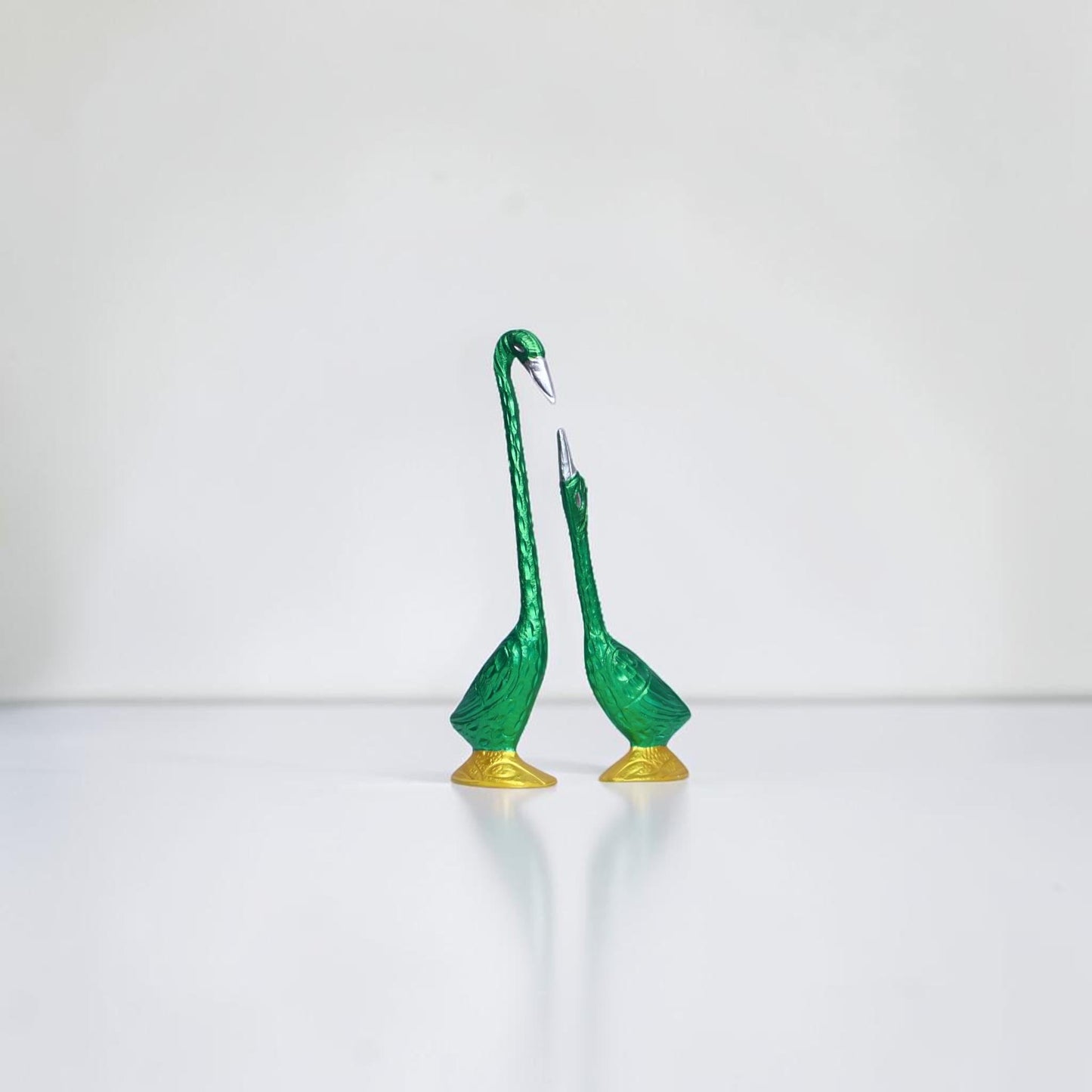 Rich Hand-painted Aluminum Swan Duo Sculpture, Modern Green Gold Bird Figurine, Elegant Swan for Anniversary Gifting, Unique Decorative art